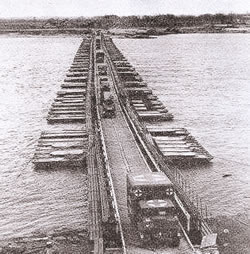 Histoire de la médecine - Clinique dentaire mobile du RCDC sur un pont flottant au-dessus du Rhin.