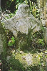 Petite croix Saint-Maurice à Calorguen dans le Morbihan (Riaud, 2006).