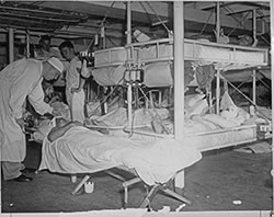 Patients blessés ou brûlés à Pearl Harbor recevant des soins médicaux à bord de l’USS Solace (AH-5) (BUMED) - Histoire de la médecine